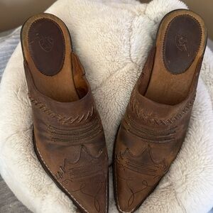 ARIAT GENUINE leather western mules. Excellent condition. Rare find. Size 6